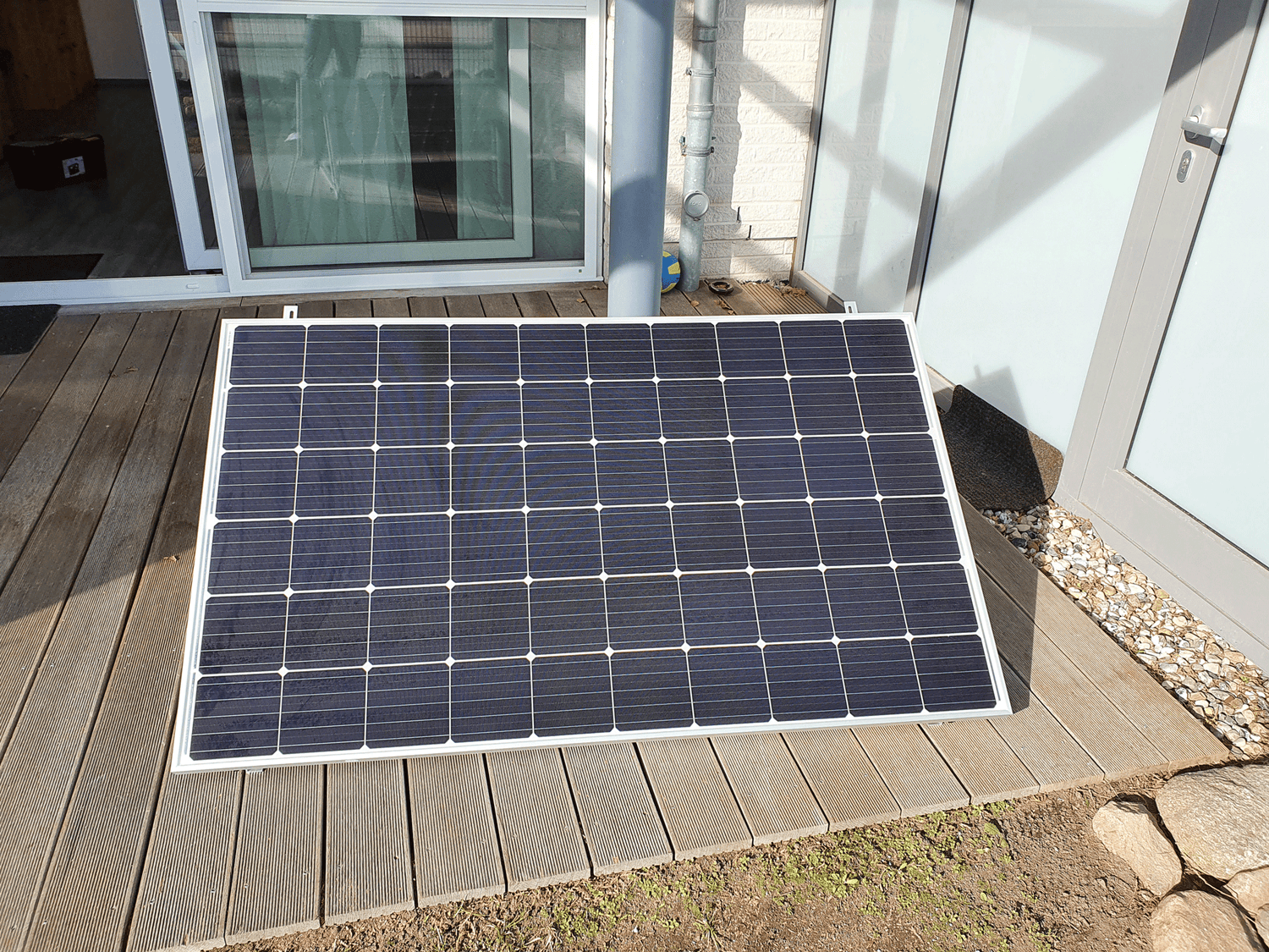 Pollykristallines Solarmodul auf einer Terrasse. 