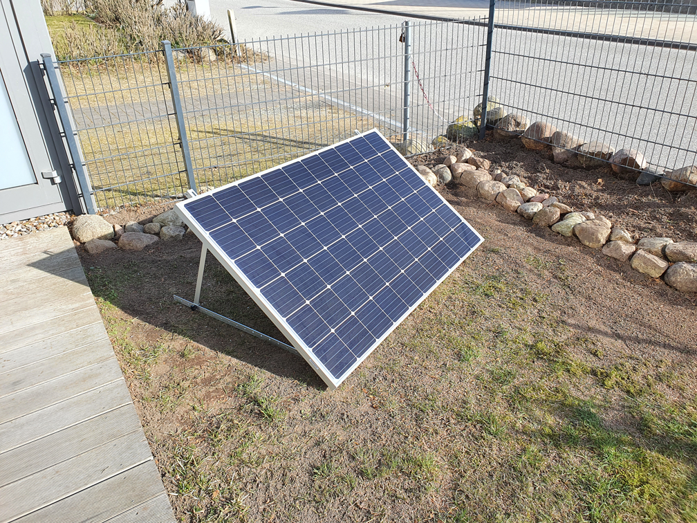 Polykristallines Solarmodul mit Triangelsystem-Halterung.
