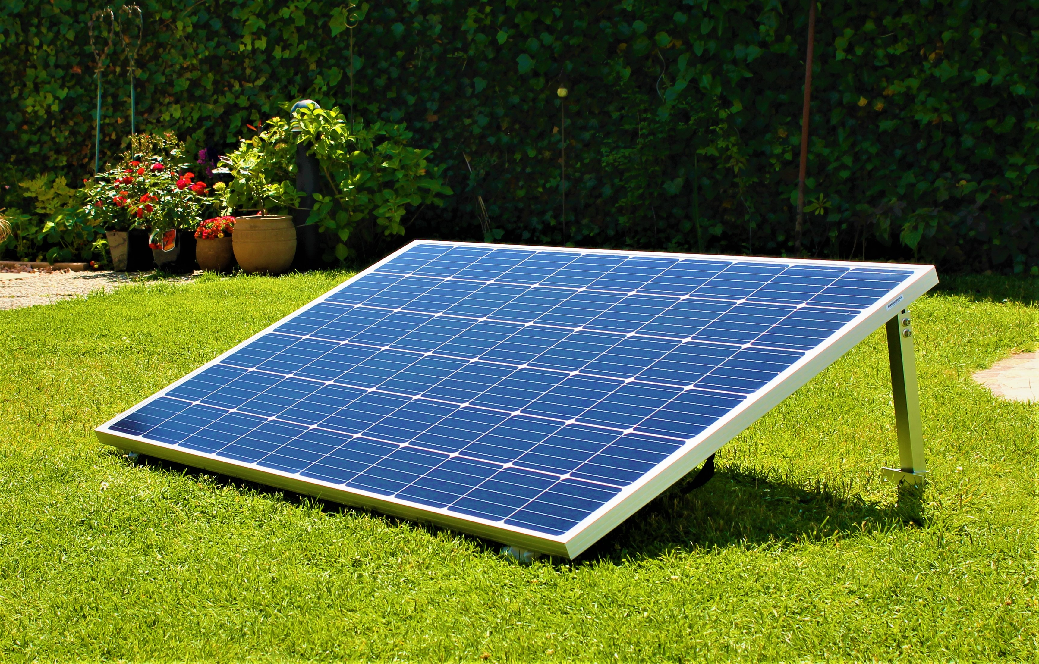 Ein Monokristallin Solarmodul mit Vario-System Halterung im Garten. 