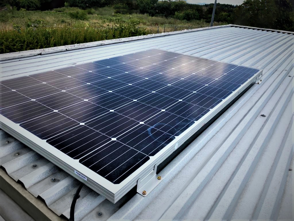Pollykristallines Solarmodul auf einem Blechdach das mit einem Z-Trägersystem montiert ist.
